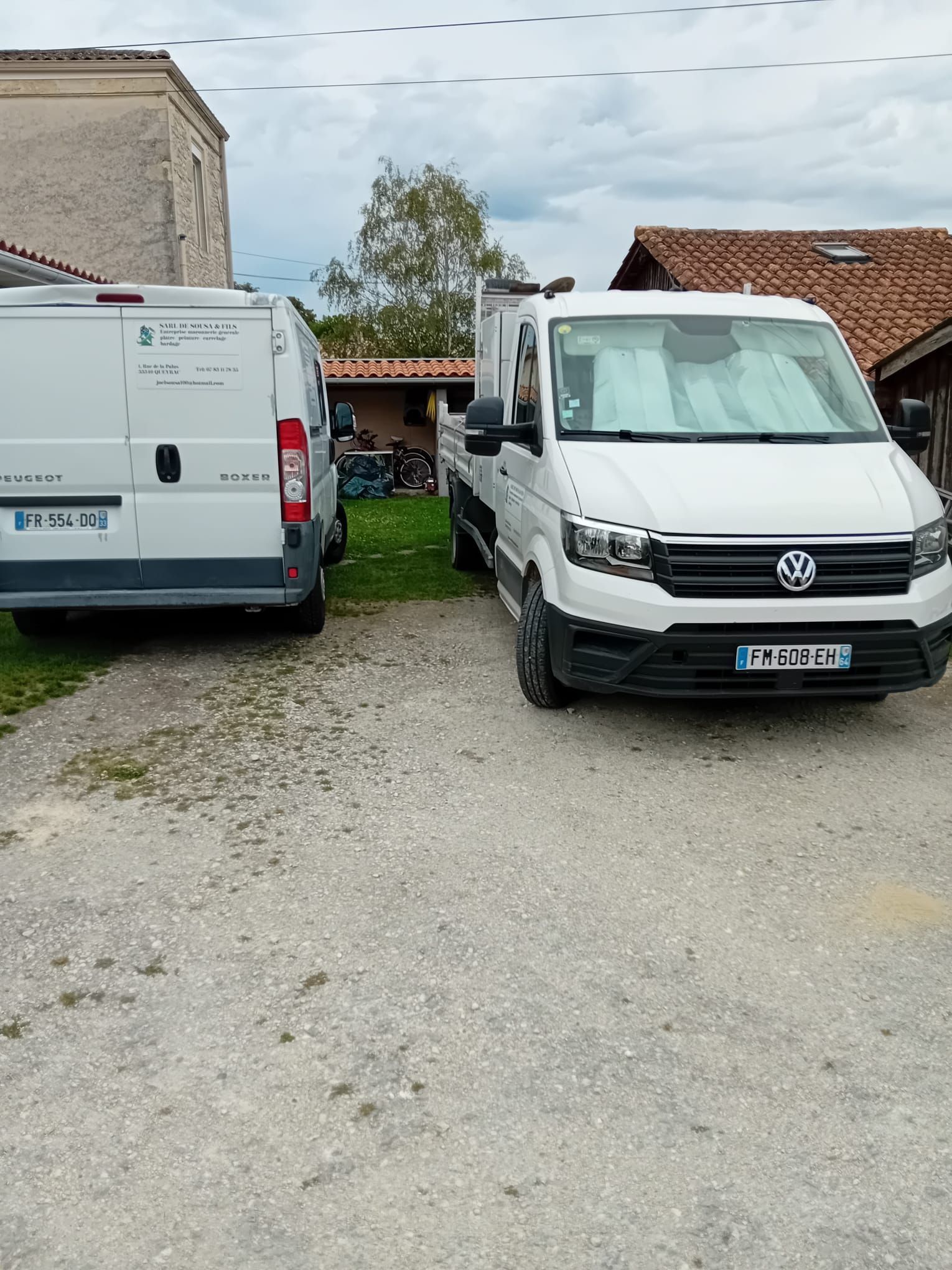 Deux camions de l'entreprise