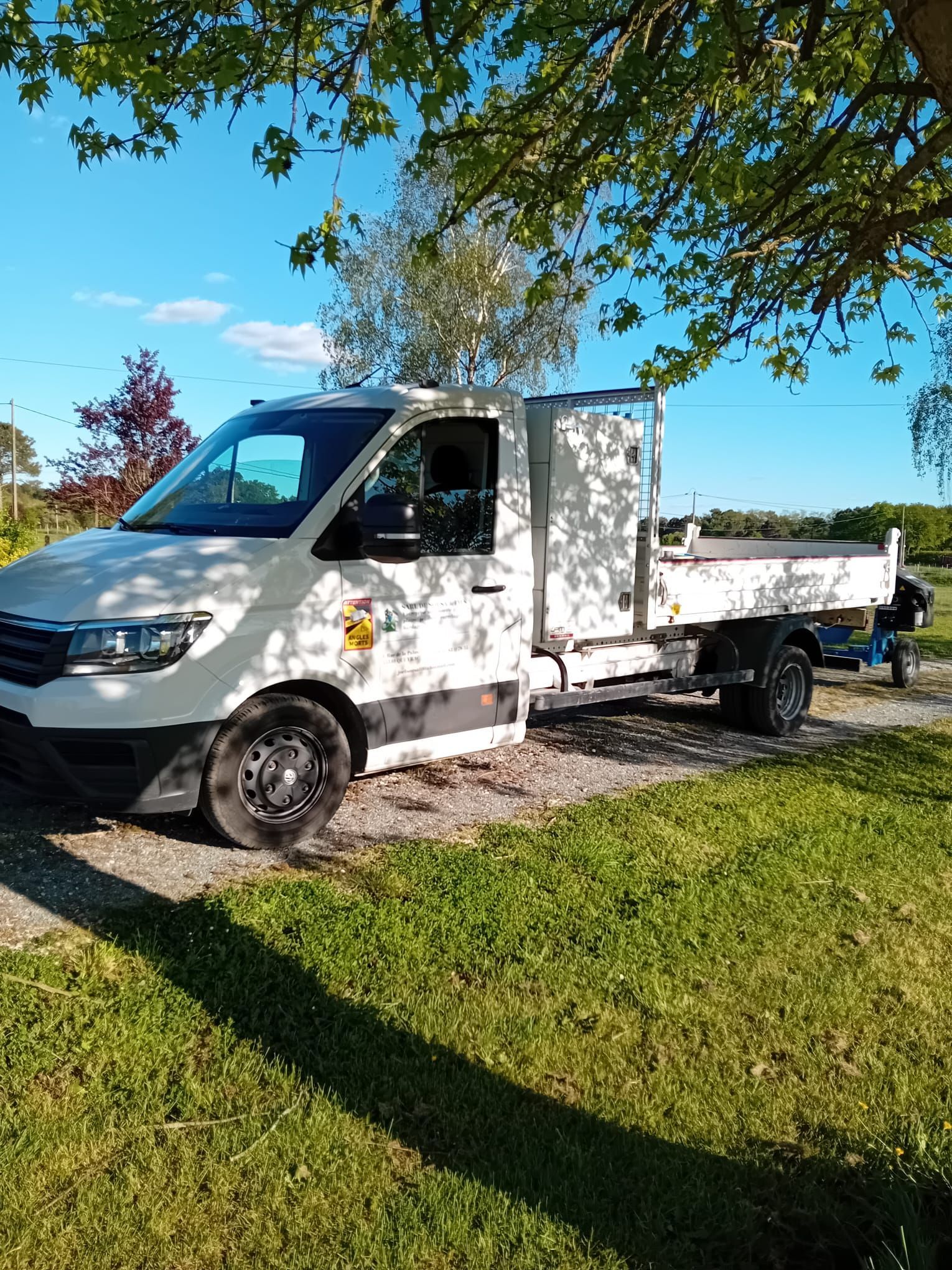 Camion benne blanc DE SOUSA