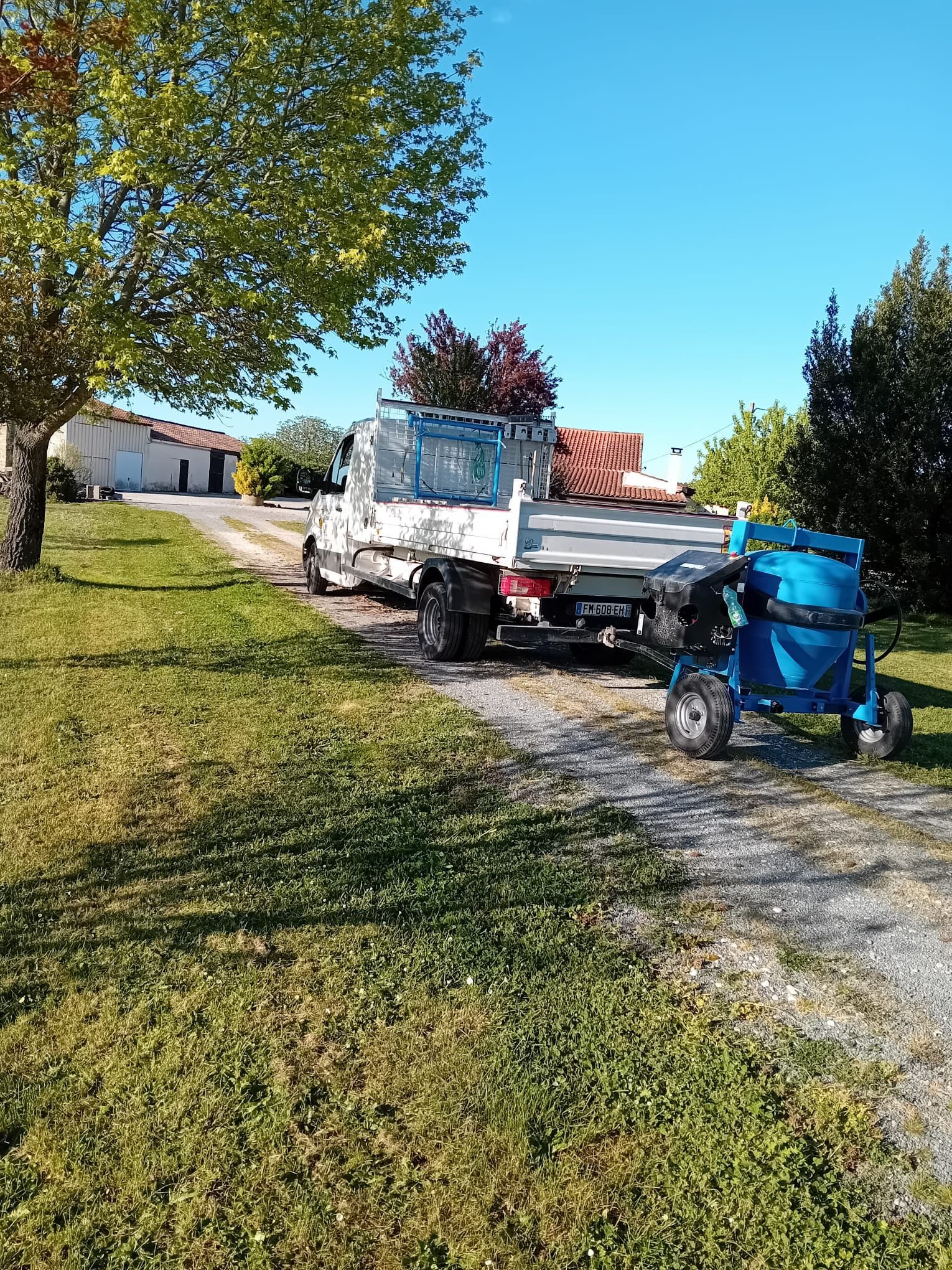 Camion benne et bétonnière