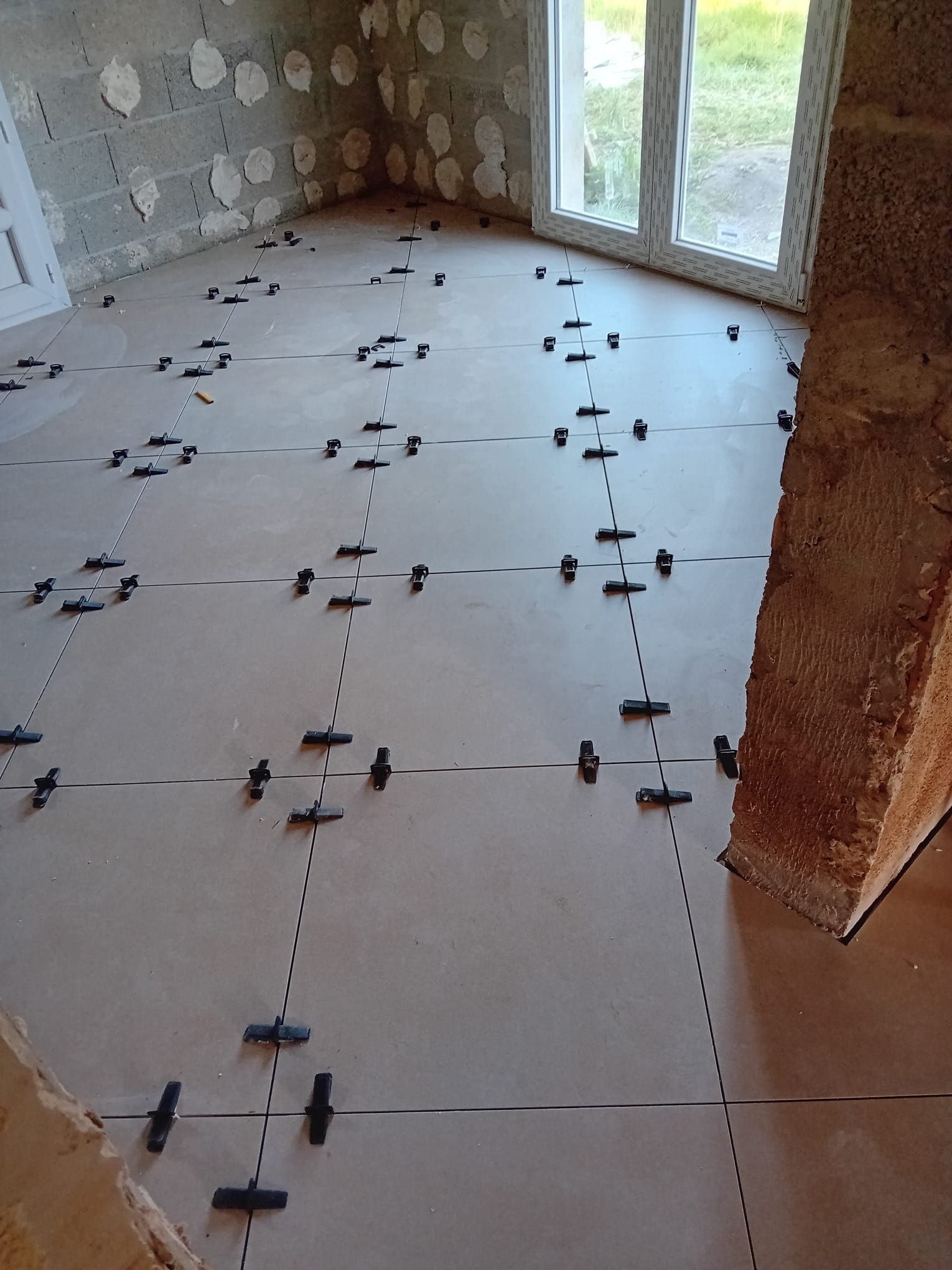 Pose de carrelage beige