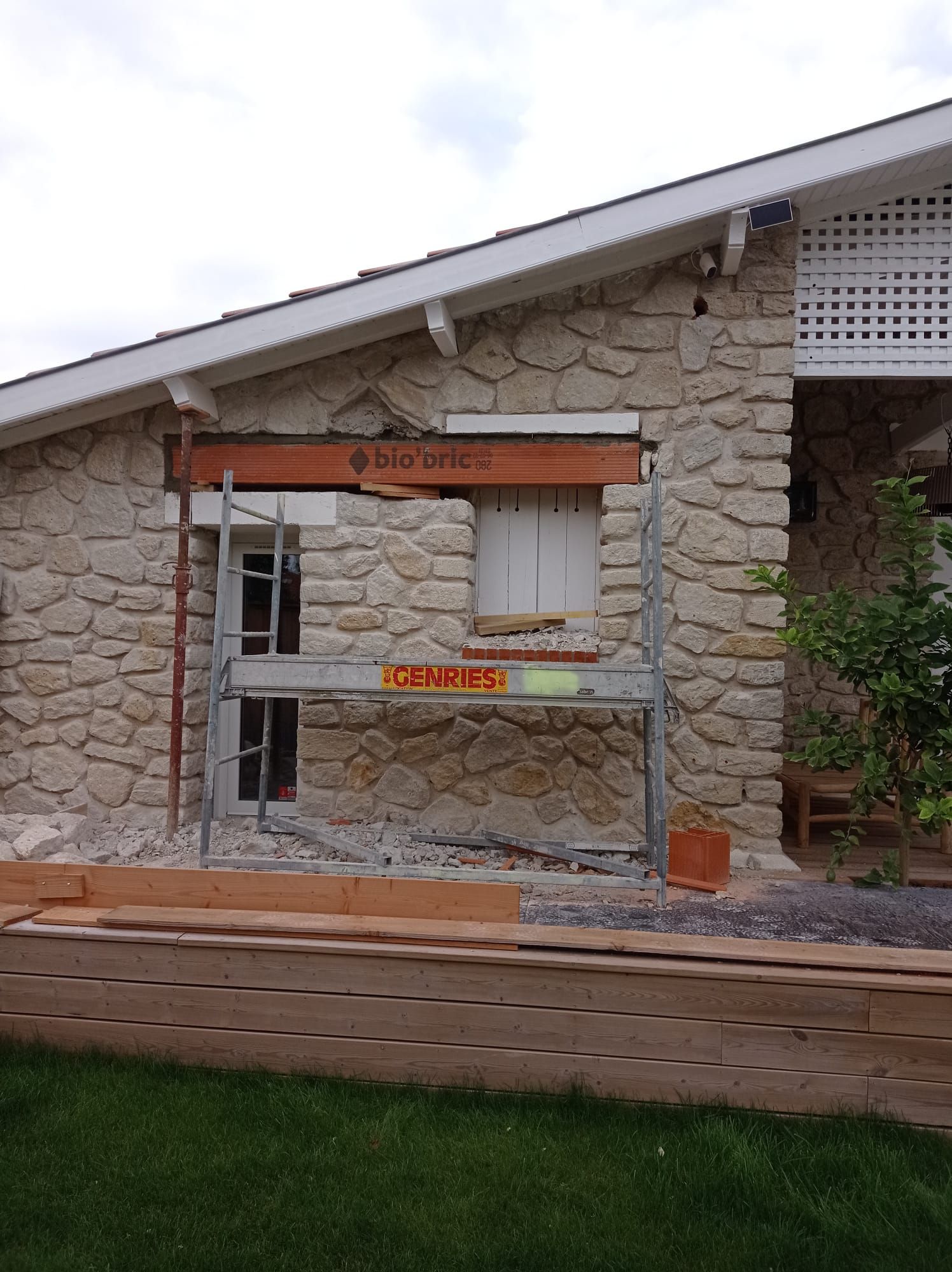 Ravalement d'un mur en pierre