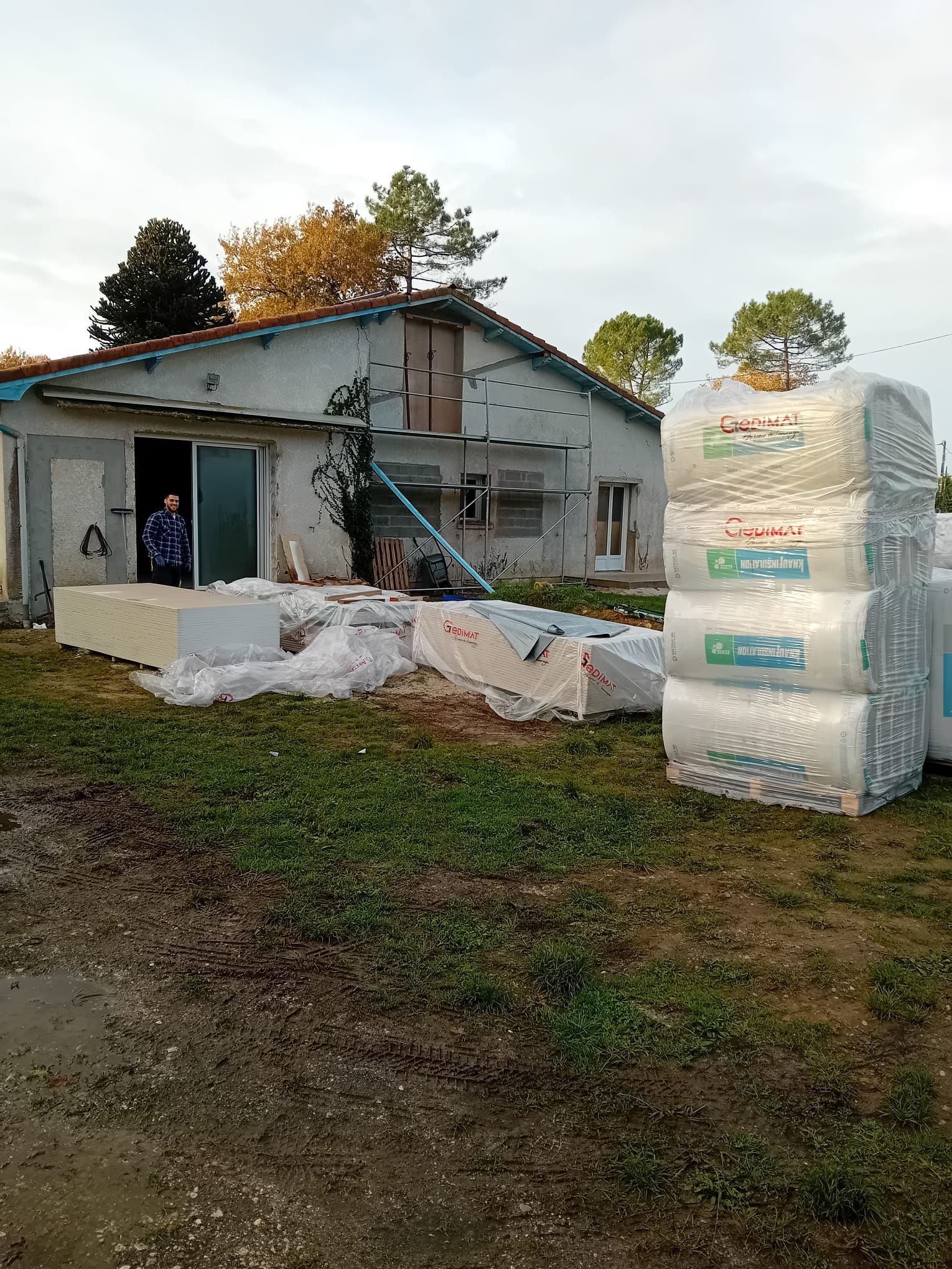 Matériaux devant une maison