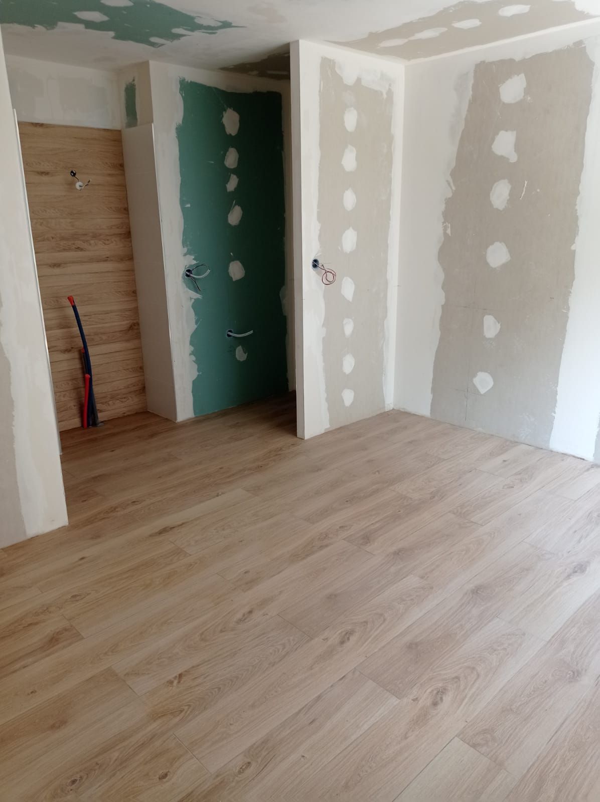 Pose de parquet dans une pièce en placo