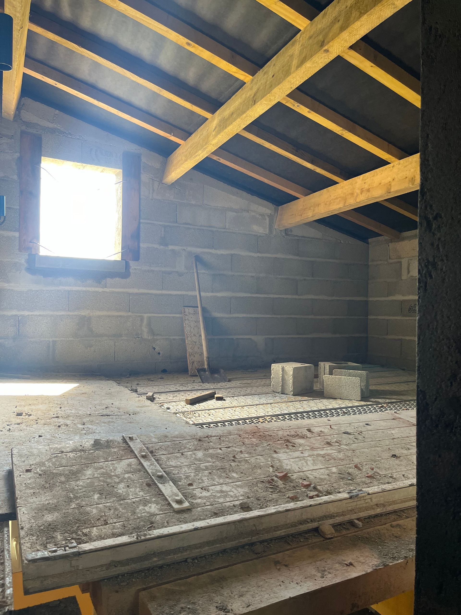 Travaux de sol dans des combles