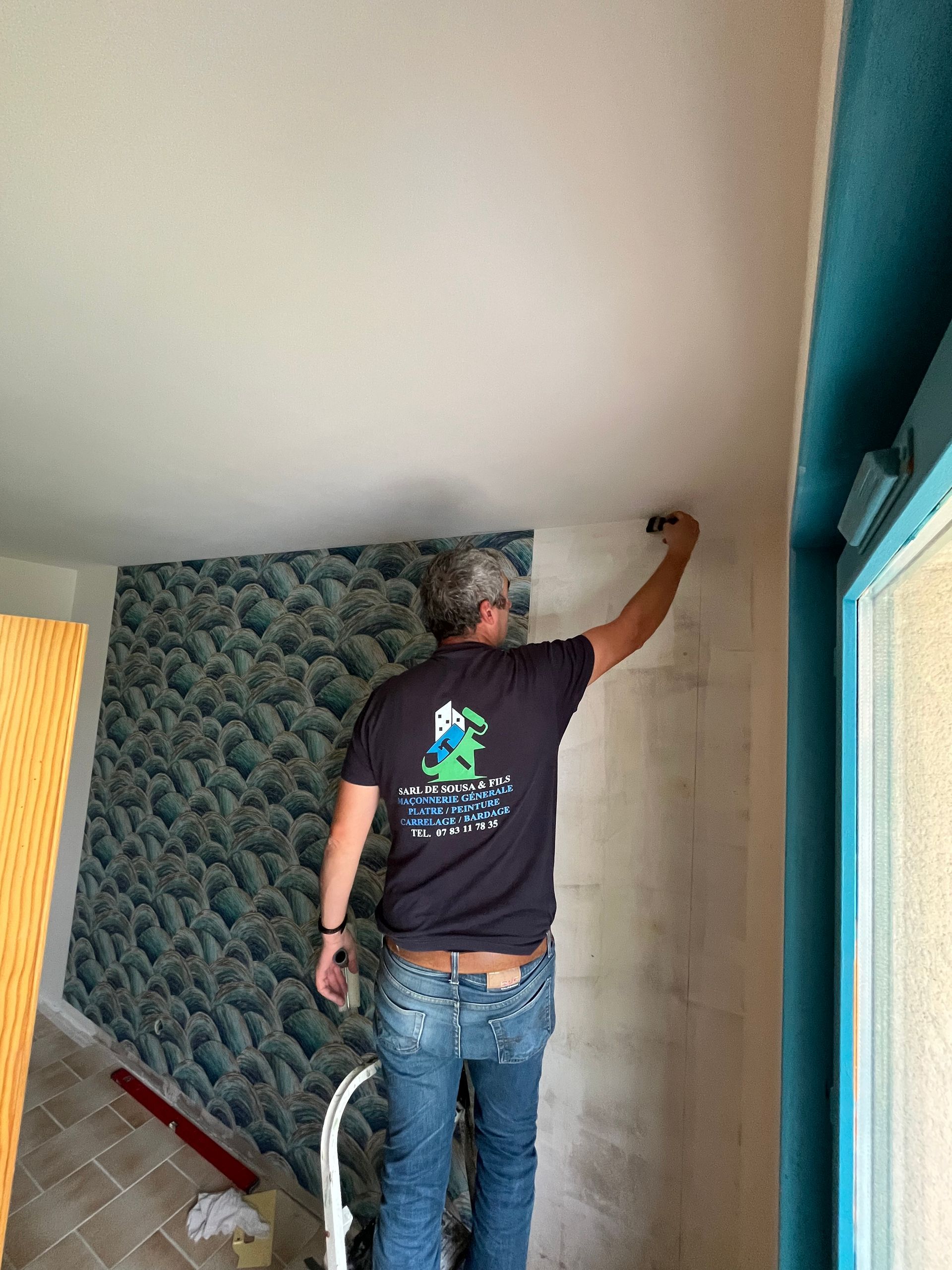 Pose de papier peint au mur