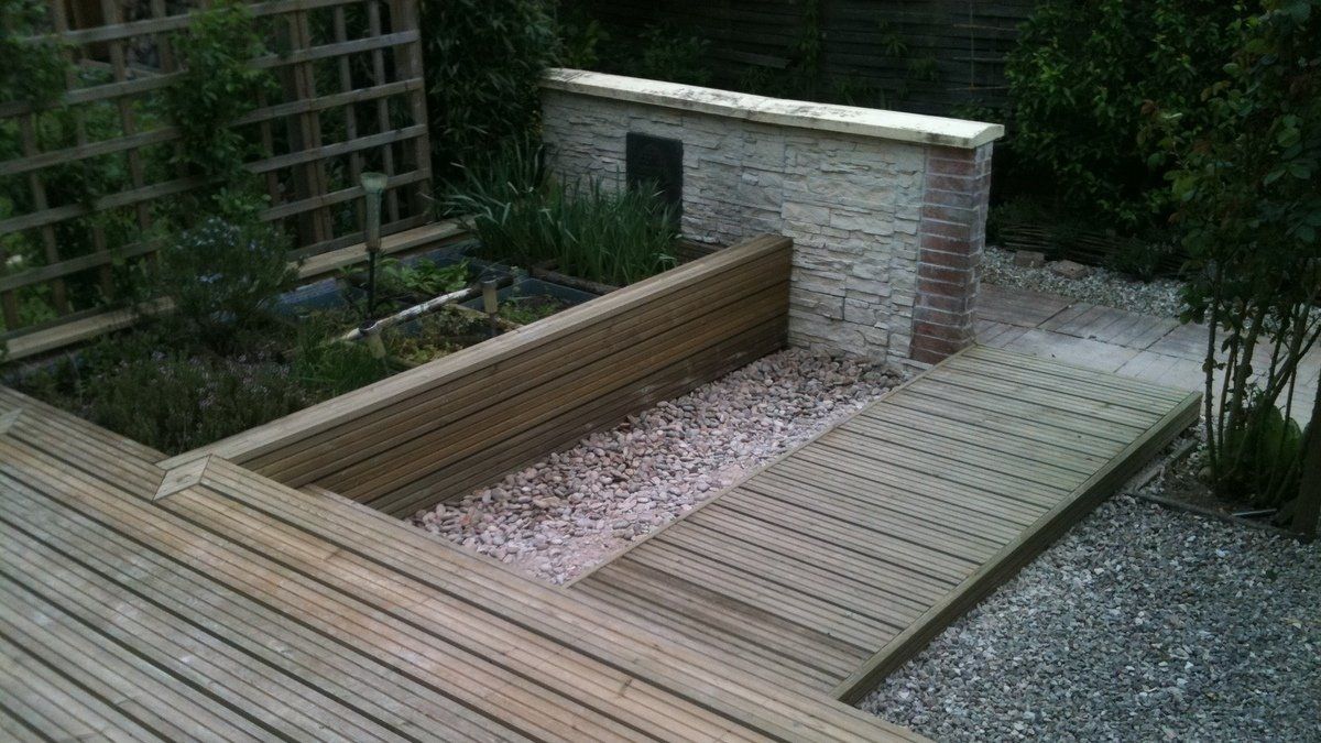 Terrasse en bois avec espace paysager naturel