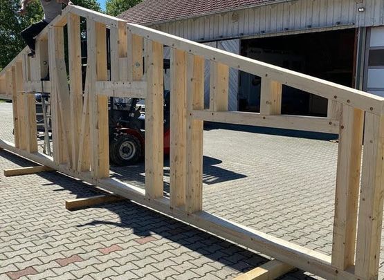 Holzkonstruktion der Zimmerei Aichinger GmbH & Co. KG wird gefertigt