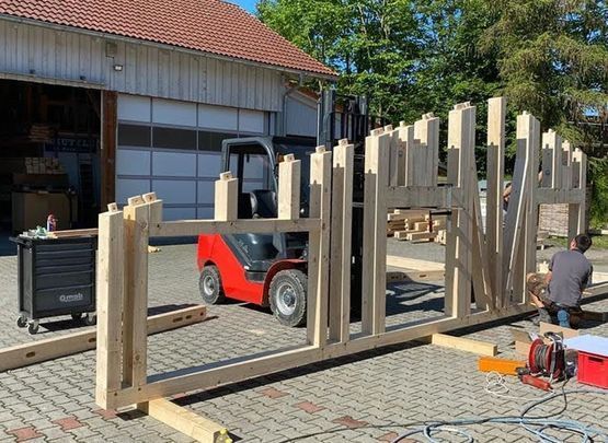 Holzkonstruktion der Zimmerei Aichinger GmbH & Co. KG wird gefertigt