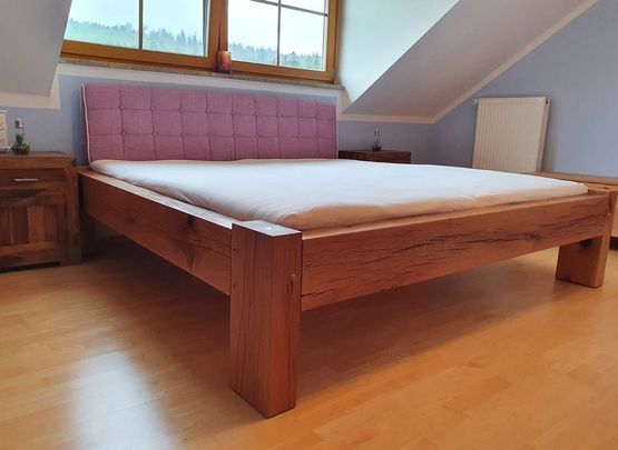 Bett aus Holz von der Zimmerei Aichinger GmbH & Co. KG