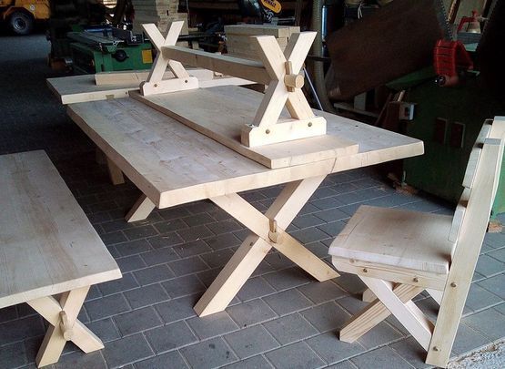 Tisch, Stühle und Bänke aus Holz von der Zimmerei Aichinger GmbH & Co. KG