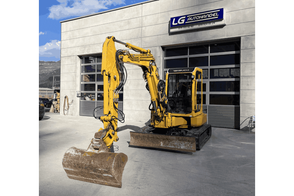 Bagger vor der Garage der Firma LG Autohandel