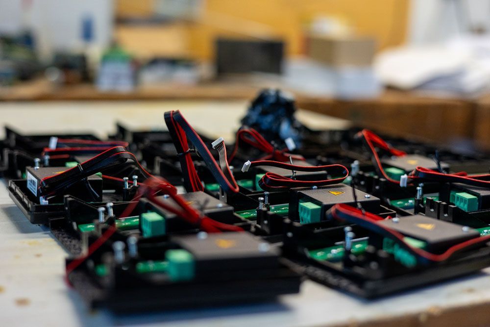 Ein Haufen elektronischer Komponenten liegt auf einem Tisch.