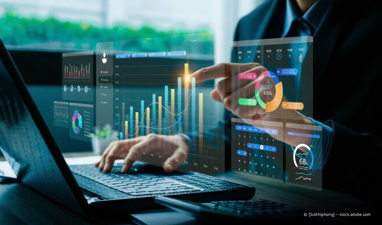 Person, die einen Laptop benutzt und mit holografischen Diagrammen und Grafiken interagiert.