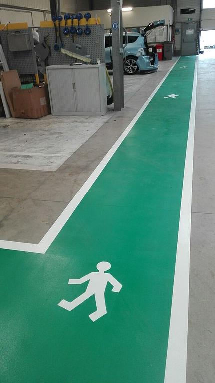 Voie de piéton blanche et verte