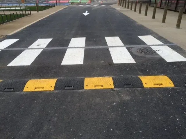 Passage piéton, flèche et dos d'âne