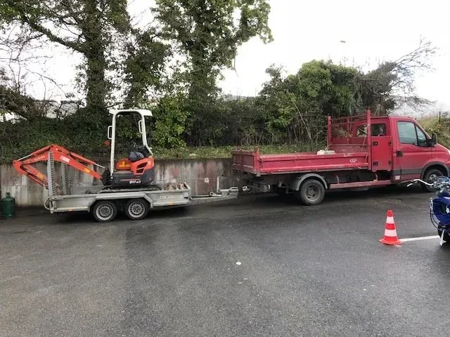 Camion rouge remorquant un véhicule