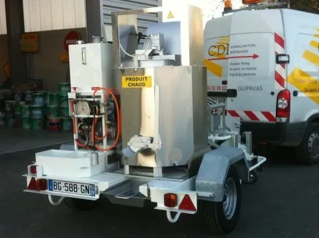 Camion CDL Signalisation Marquage transportant de la peinture