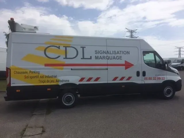 Un camion CDL Signalisation Marquage