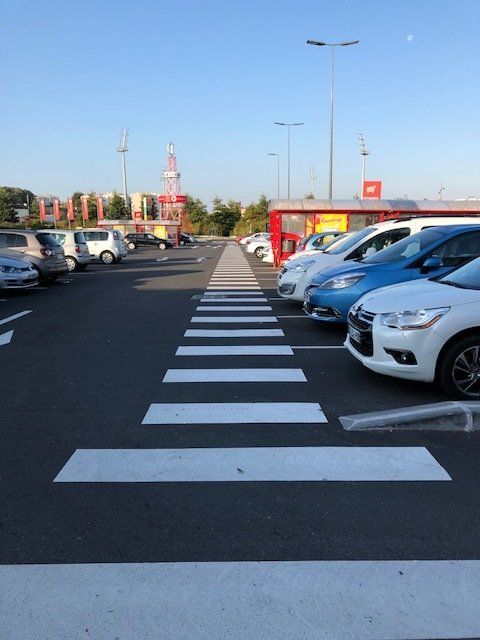 Passage piéton blanc dans un parking