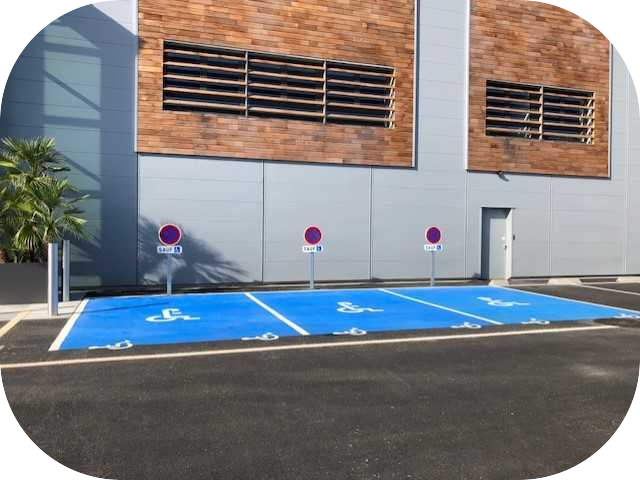 Trois places de parking côte à côte