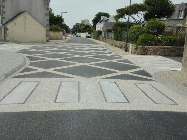 Dos d'âne et passage piéton