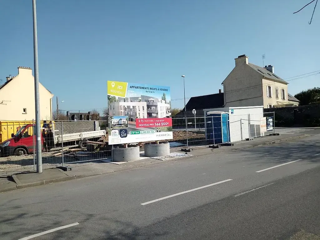 Panneau sur le bord de la route