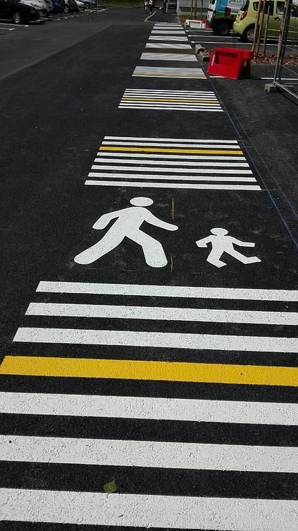 Voie de piéton blanche et jaune avec un logo