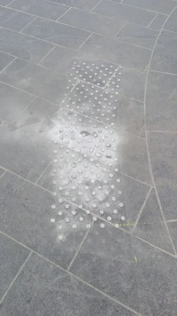 Bande podotactile fraîchement réalisée