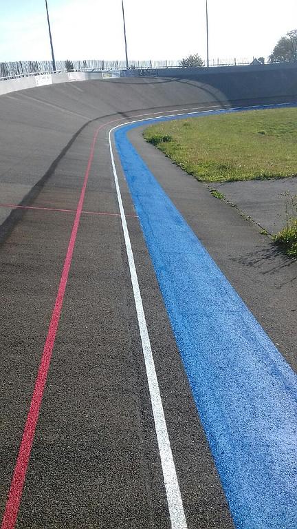 Marquage au sol bleu, blanc et rouge