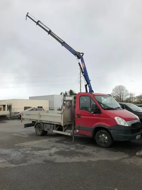 Grue rouge sur un camion