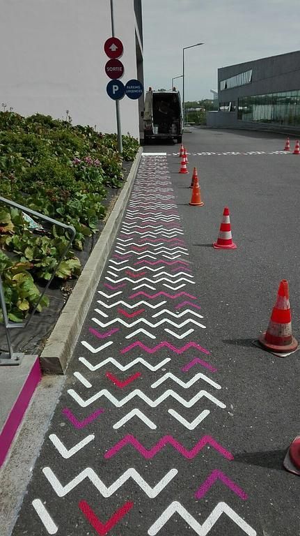 Voie de piéton en zig-zag