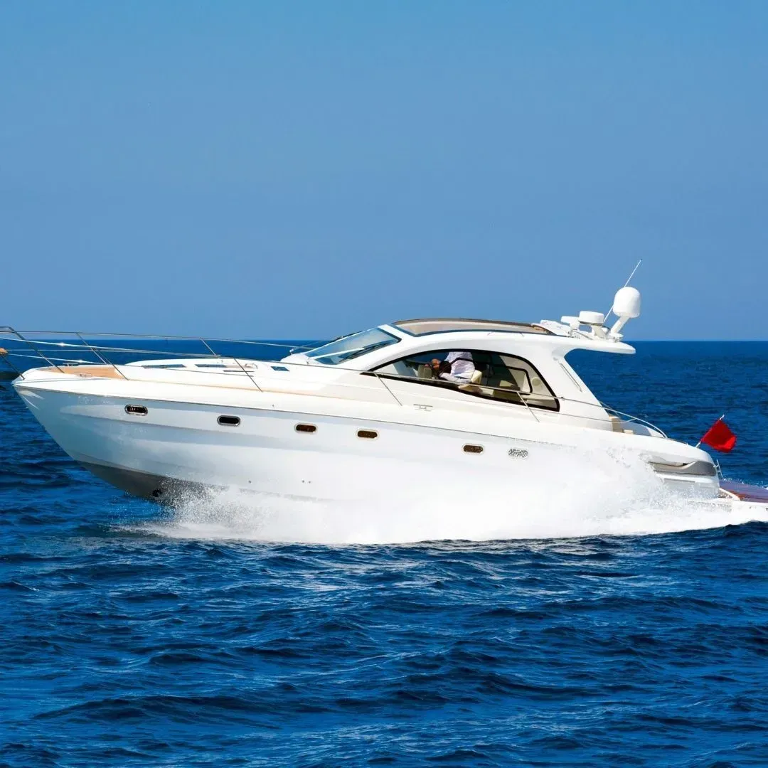 Lancha blanca navegando a toda velocidad por el océano azul.