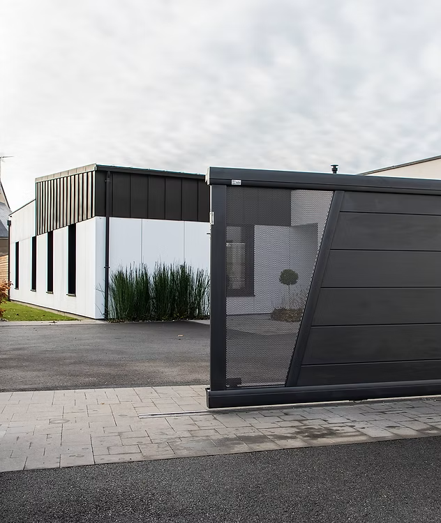 Portail coulissant noir au design contemporain