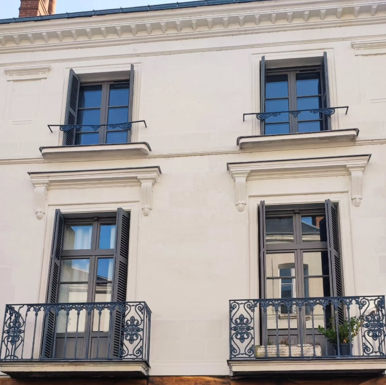 Fenêtres noires et volets à persiennes assortis