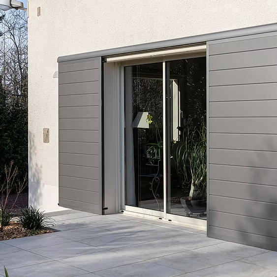 Volets coulissants en aluminium avec des rails en haut