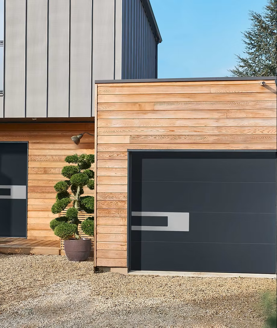 Porte de garage enroulable noire avec une porte d'entrée assortie