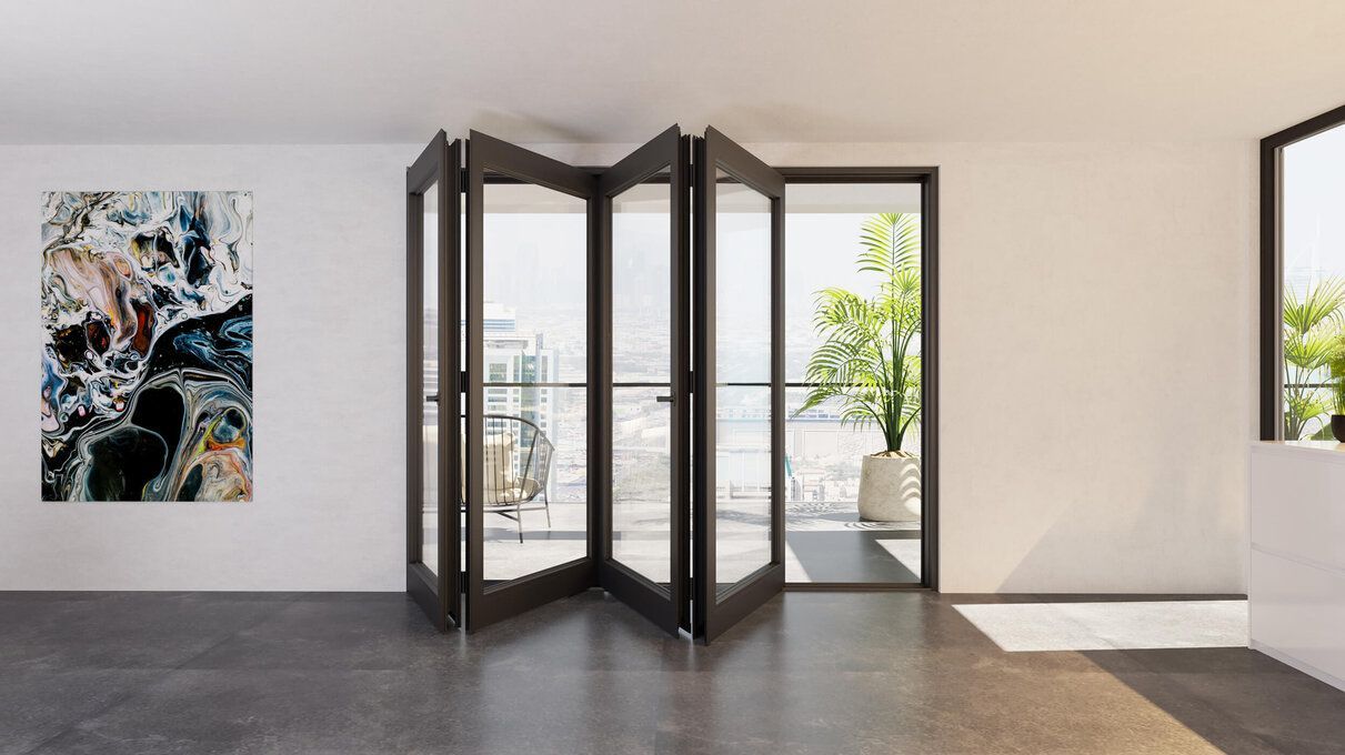 Pièce moderne avec portes vitrées pliantes donnant sur un balcon.