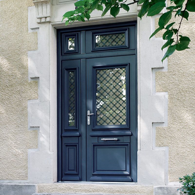 Avant et après un changement de porte d'entrée par une nouvelle porte plus moderne et claire