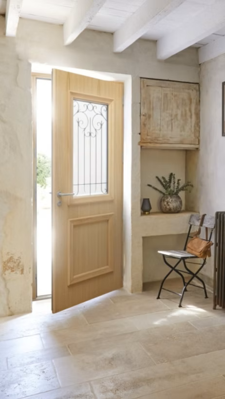Porte d'entrée en bois clair avec une partie vitrée en haut