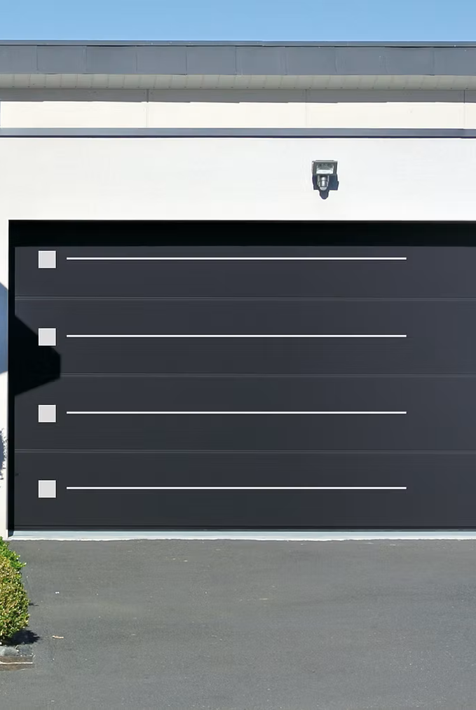 Porte de garage noire avec une partie sectionnelle vers le plafond