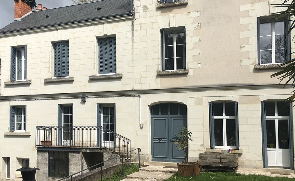 Volets à persiennes noirs sur un immeuble