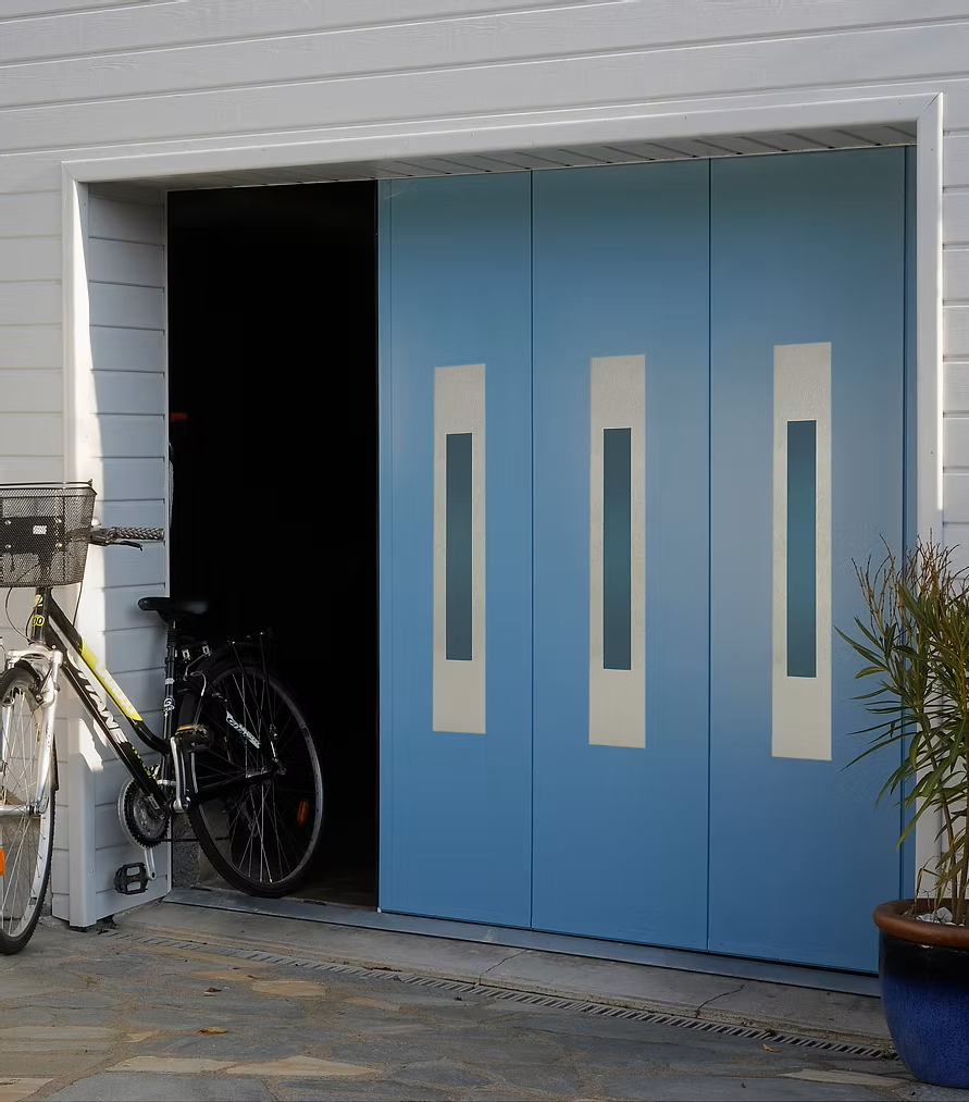 Porte de garage bleue avec une partie sectionnelle latérale
