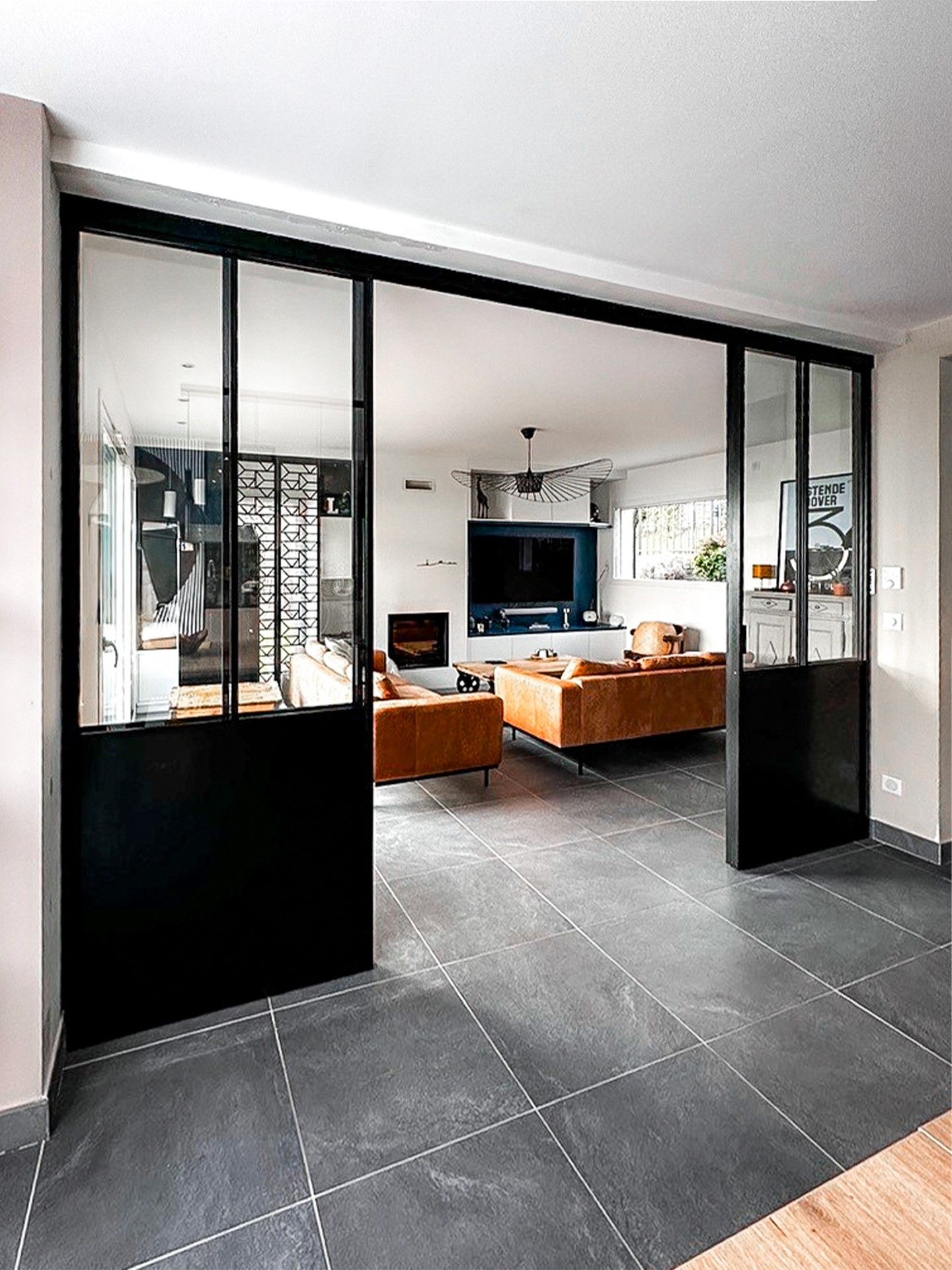 Grande verrière coulissante composée de plusieurs rectangles qui habillent la verrière