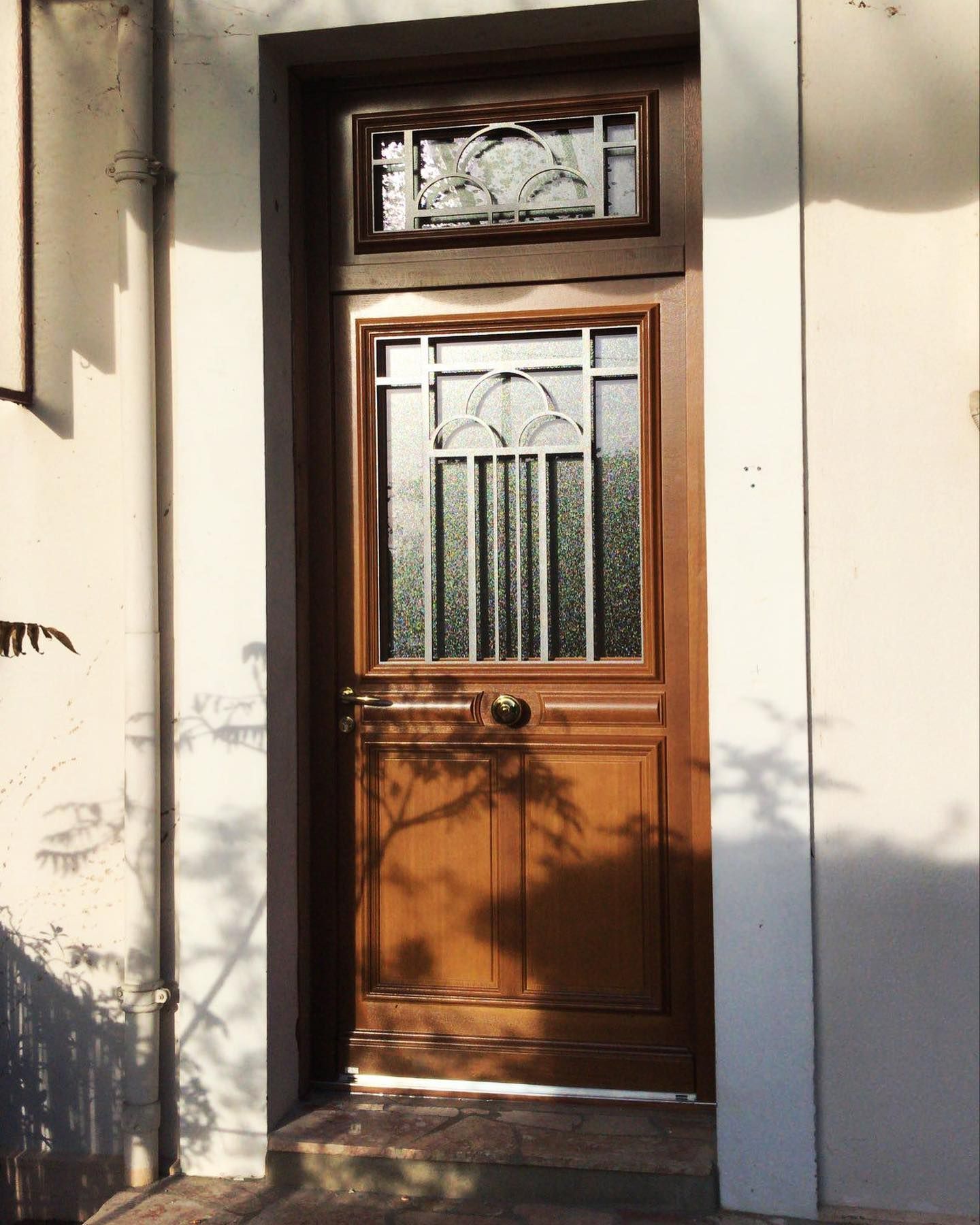Porte d'entrée en bois avec une poignée ronde au centre