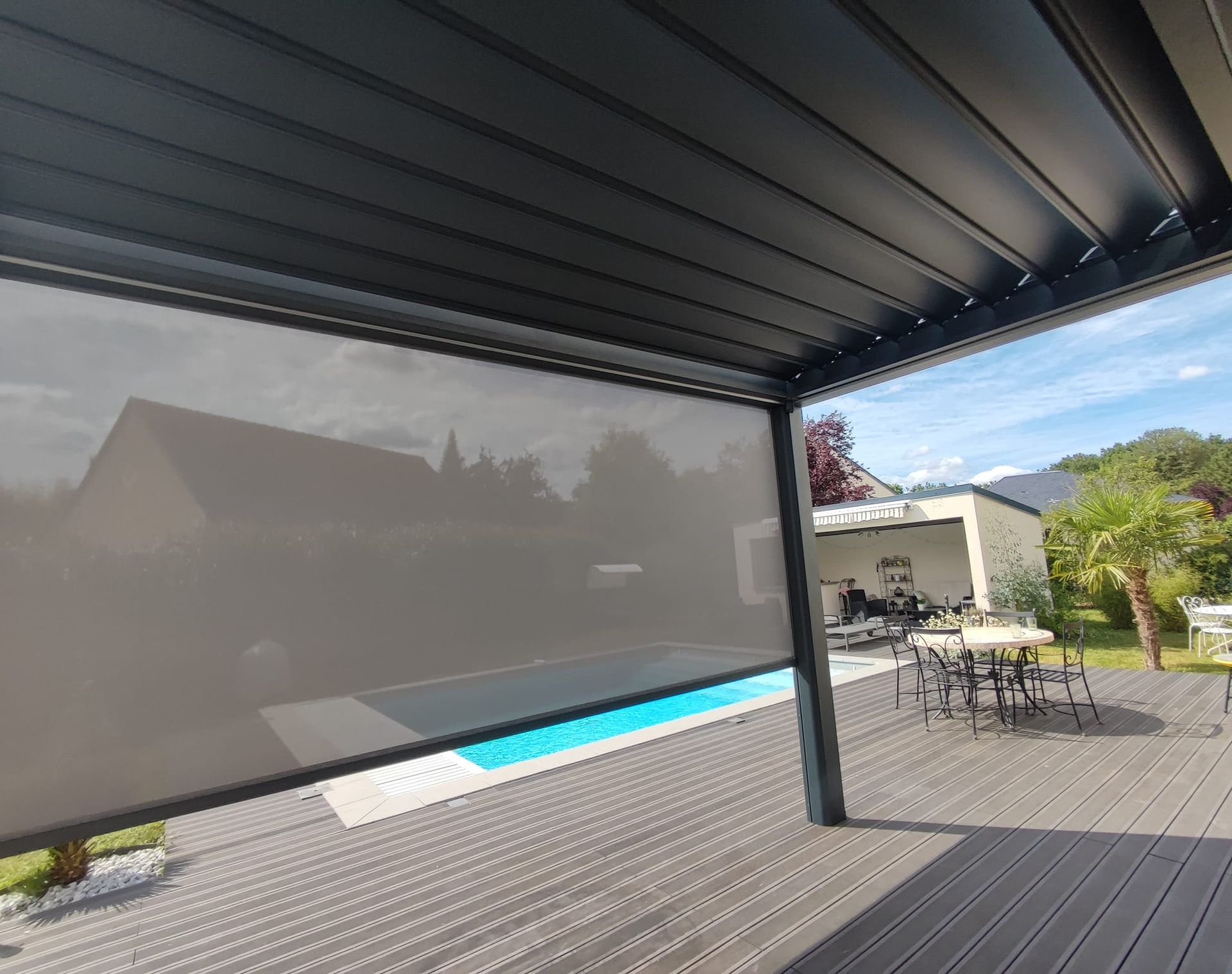 Pergola noire vue du dessous avec un store banne intégré