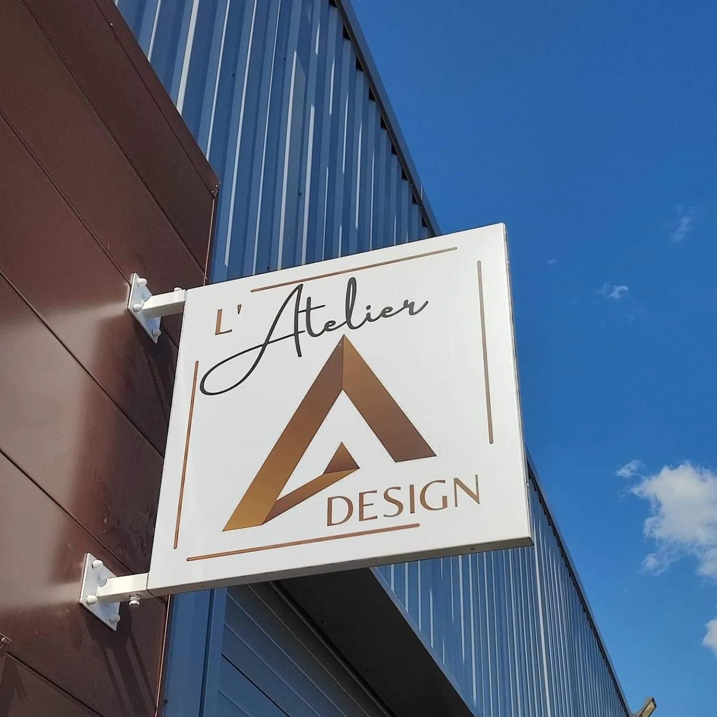 Logo de l'entreprise accroché à l'enseigne