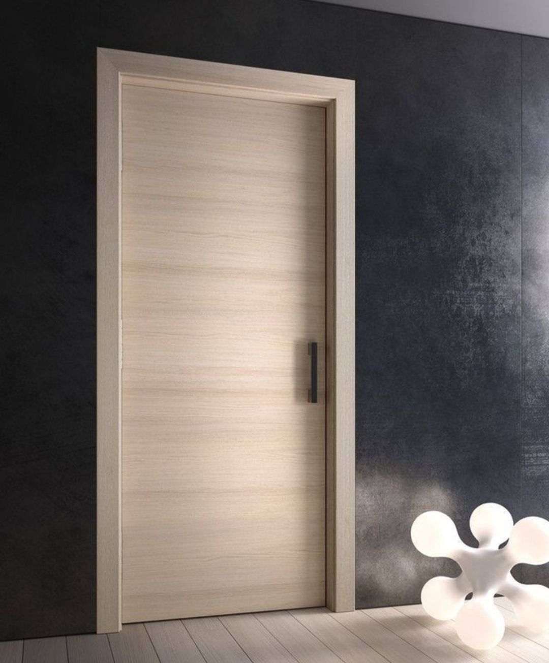Maison avec plusieurs portes intérieures en bois clair