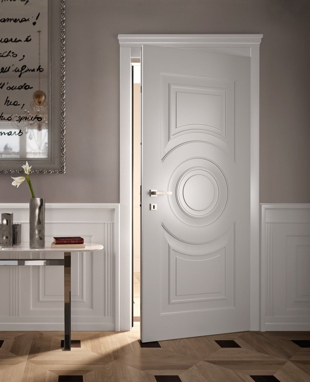 Porte intérieure blanche à motif circulaire, légèrement entrouverte dans une pièce avec lambris et une petite table.