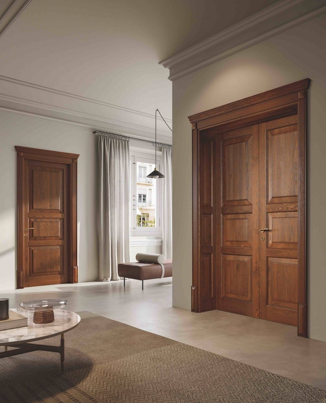 Deux portes en bois sombre dans une pièce claire. Une porte simple, une porte double.