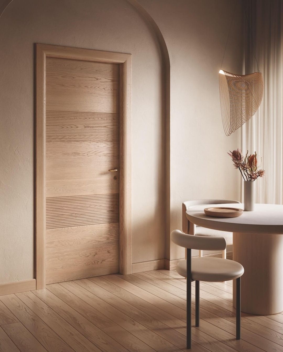 Porte en bois à rainures horizontales dans une pièce aux tons clairs.